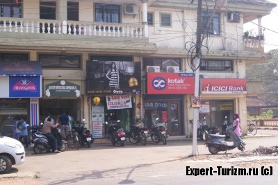 Банк и магазин в Индии