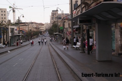 Центральная улица Иерусалима Яффо, пуста, магазины и кафе закрыты, трамвай не ходит