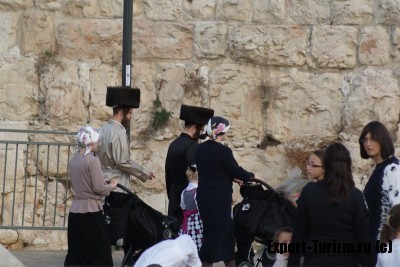 Религиозные евреи спешат к Западной стене (стена Плача) в старый город