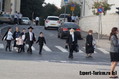 Еврейская семья идет в Старый город