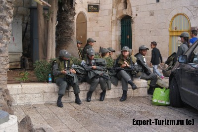 Девушки военные, охраняют порядок и в Старом городе