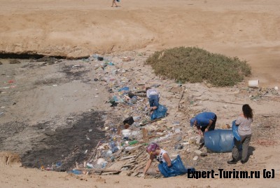 Уборка мусора на острове